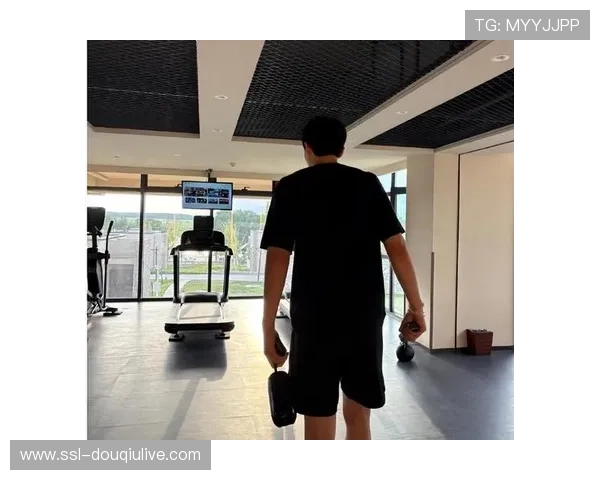 杨瀚森手臂挂彩获赞“成长勋章”，开拓者生涯渐入佳境