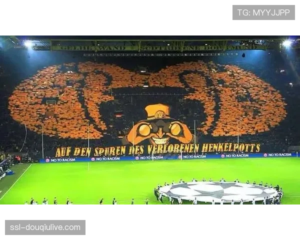 现场通讯：国米北看台球迷巨型Tifo致敬三冠王时代，梅阿查球场氛围火爆